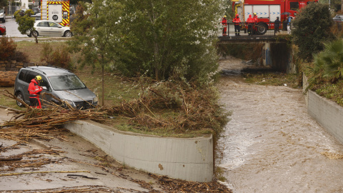 Pineda de Mar Efectivos del cuerpo de bomberos buscan posibles desaparecidos tras las fuertes lluvias en la localidad de Pineda de Mar.