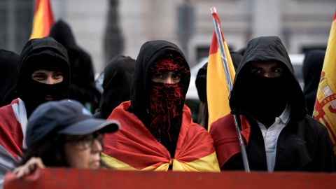 Activistas de ultraderecha durante una concentración contra la acampada en la Puerta del Sol (Madrid), el pasado 3 de octubre.