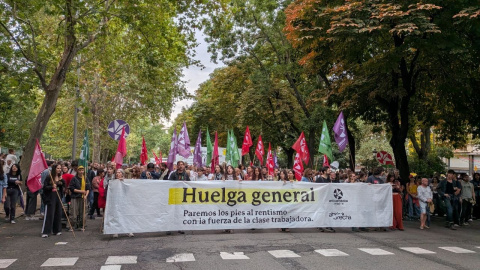 Manifestación por el derecho a la vivienda celebrada el 3 de octubre, con participantes portando pancartas durante la marcha.
