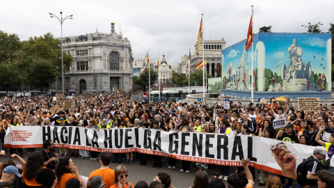 Numerosas personas sostienen una pancarta con el lema "Hacia la huelga general" durante la manifestación por la vivienda, a 3 de octubre de 2026. Numerosas personas sostienen una pancarta con el lema "Hacia la huelga general" durante la manifestación por la vivienda, a 3 de octubre de 2026.