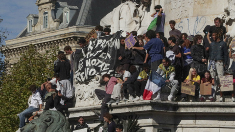 Miles de personas concentradas en la plaza de la República de París para exigir mejoras en el sistema educativo francés. Miles de personas concentradas en la plaza de la República de París para exigir mejoras en el sistema educativo francés.