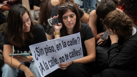 Jóvenes-vivienda Varios jóvenes siguen el debate de los dos decretos sobre la vivienda en el Congreso de los Diputados, a 2 de octubre de 2026, en Madrid. Imagen de archivo.