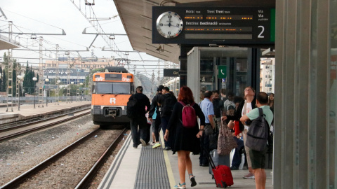 Un tren sortint de l'estació de Girona Un tren sortint de l'estació de Girona