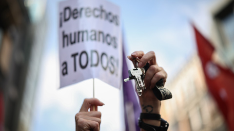 Manifestación frente al Congreso durante la votación de los decretos de vivienda.