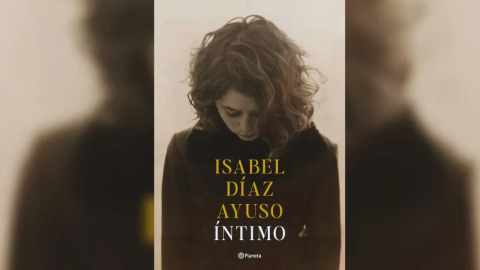 Portada de 'Íntimo', el libro de Ayuso.