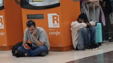Gent esperant la represa del servei de Rodalies a l'estació de Sants Gent esperant la represa del servei de Rodalies a l'estació de Sants