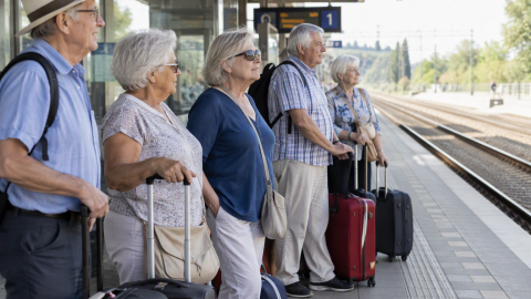 Grupo de personas esperando el tren