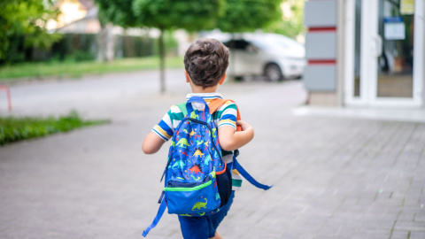 Niño con mochila Niño con mochila