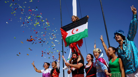 Artistas de Pallasos en Rebeldía durante una actuación en los campamentos saharauis de Tinduf (Argelia), en 2026