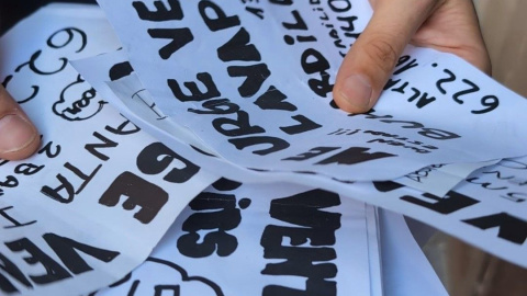 Imagen de varios panfletos de compra o venta de viviendas. Imagen de varios panfletos de compra o venta de viviendas.