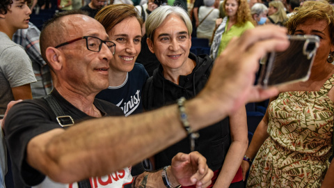ministra_sanidad_monica_garcia_ex_alcaldesa_barcelona_ada_colau_acto_comuns La ministra de Sanidad, Mónica García, y la ex alcaldesa de Barcelona, Ada Colau durante un acto del Frente Amplio en mayo de 2026, en Barcelona