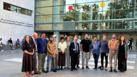 Imagen de archivo de los 11 activistas de Greenpeace antes del comienzo del juicio del que han quedado absueltos. Imagen de archivo de los 11 activistas de Greenpeace antes del comienzo del juicio del que han quedado absueltos.