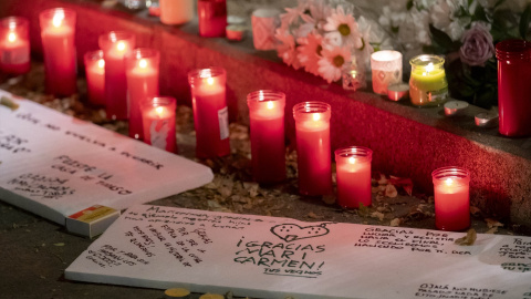 Varias personas dejan velas y mensajes en la vivienda de Maricarmen, a 7 de octubre de 2026, en Madrid. Varias personas dejan velas y mensajes en la vivienda de Maricarmen, a 7 de octubre de 2026, en Madrid.