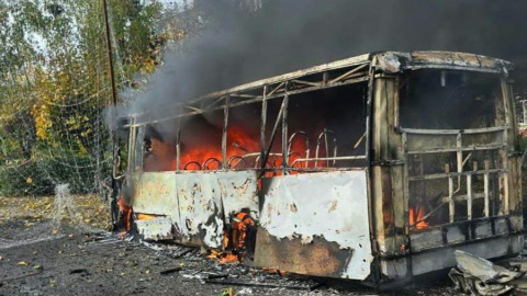 Estado del autobús alcanzado por una bomba aérea en Kramatorsk Estado del autobús alcanzado por una bomba aérea en Kramatorsk.
