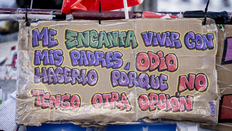 vivienda_sol Pancarta durante la acampada por la vivienda, en la Puerta del Sol, este jueves 8 de octubre de 2026, en Madrid.