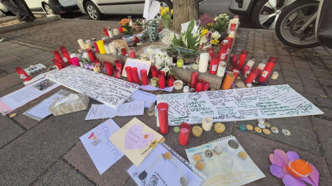 Velas, flores y carteles junto al portal del que fue desahuciada Maricarmen. Velas, flores y carteles junto al portal del que fue desahuciada Maricarmen.