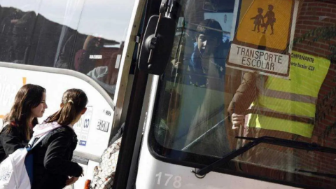 Estudiantes subiendo a un autobús de transporte escolar Estudiantes subiendo a un autobús de transporte escolar