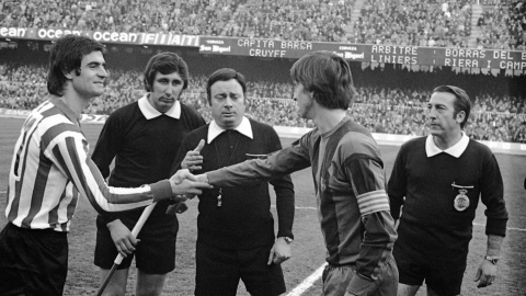 Johan Cruyff con la 'senyera' en el brazalete de capitán del Barça. Johan Cruyff con la 'senyera' en el brazalete de capitán del Barça.