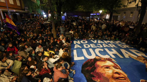Homenaje frente al edificio donde vivía Maricarmen Abascal. Homenaje frente al edificio donde vivía Maricarmen Abascal.