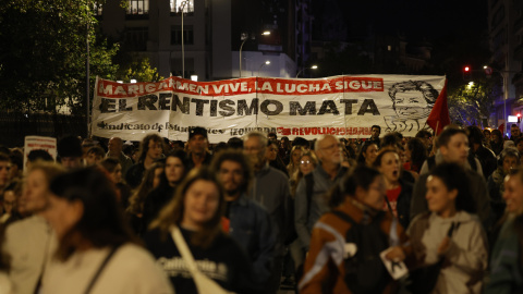 Una marcha recorre las calles de Madrid entre la Puerta del Sol y la que fue la vivienda de Maricarmen Abascal a 8 de octubre de 2026.