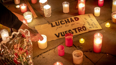 Más de un centenar de personas con velas asisten este jueves en Logroño al acto en homenaje a Maricarmen a 8 de octubre de 2026.