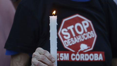 Decenas de personas se concentran frente al Ayuntamiento de Córdoba para rendir homenaje a Maricarmen a 8 de octubre de 2026.