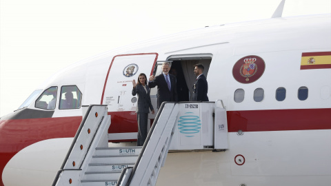 La Reina Letizia y el Rey Felipe VI durante la despedida con honores celebrada en el aeropuerto ante su viaje de Estado a Finlandia, a 05 de octubre de 2026