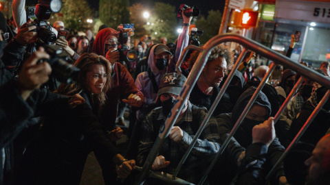 Manifestantes se enfrentan a la policía durante una protesta después de que un agente del ICE presuntamente disparara a un hombre en Nueva York.