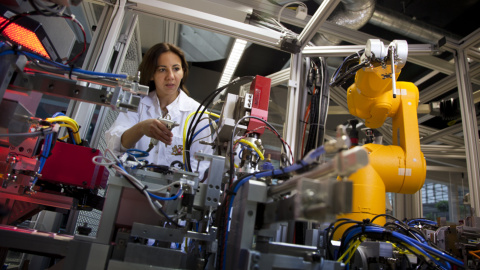 430CIE~1 Científica manejando un prototipo de maquinaria