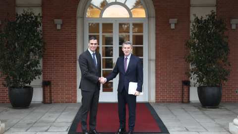 El presidente del Gobierno, Pedro Sánchez (i), recibe al presidente del Partido Popular, Alberto Núñez Feijóo (d), en el Palacio de la Moncloa, a 13 de marzo de 2025