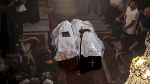 Funeral cristiano de una madre y su hija celebrado en la iglesia de San Porfirio, en la ciudad de Gaza, el 3 de octubre de 2026. Ambas fallecieron en un bombardeo que tuvo como objetivo su piso.