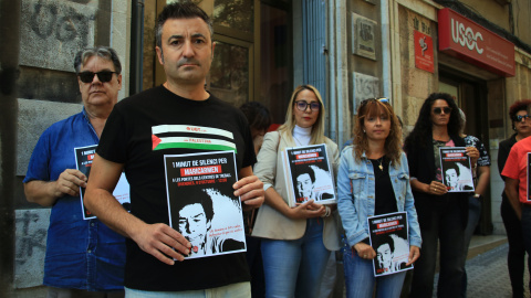 El secretari general de la UGT de les comarques de Tarragona, Jorge Porter, entre altres membres del sindicat durant el minut de silenci fet en record a la Maricarmen El secretari general de la UGT de les comarques de Tarragona, Jorge Porter, entre altres membres del sindicat durant el minut de silenci fet en record a la Maricarmen
