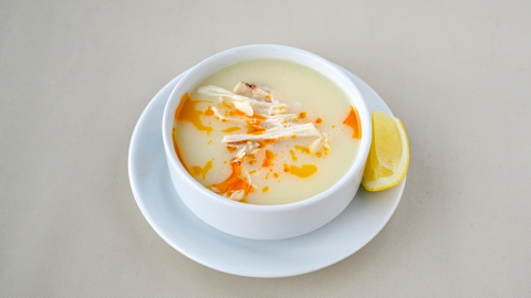 Sopa de pollo turca