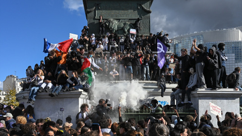 EuropaPress_7830348_08_october_2026_france_paris_french_high_school_students_occupy_the Estudiantes franceses subidos a la estatua de la BastillaJulien Mattia/Le Pictorium via Z / DPA08/10/2026 ONLY FOR USE IN SPAIN