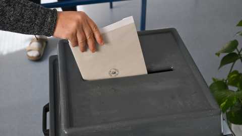 Imagen de archivo de una persona echando su papeleta de voto en las urnas. Imagen de archivo de una persona echando su papeleta de voto en las urnas.09/10/2026 ONLY FOR USE IN SPAIN