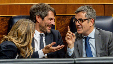 Urtasun Bolaños Ernest Urtasun y Félix Bolaños conversan junto a Yolanda Díaz, durante una sesión plenaria en octubre.