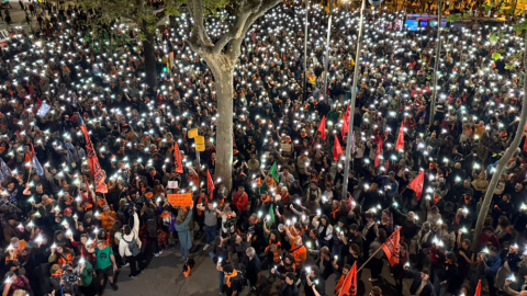 El minut de silenci en homenatge a l'Olga i la Maricarmen que s'ha fet a la concentració per l'habitatge d'aquest divendres a Barcelona. 09/10/2026 El minut de silenci en homenatge a l'Olga i la Maricarmen que s'ha fet a la concentració per l'habitatge d'aquest divendres a Barcelona.