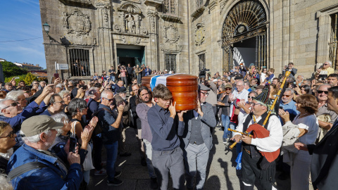 El féretro con los restos mortales de Xosé Manuel Beiras, a la salida hoy viernes del Museo do Pobo Galego.