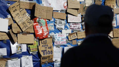 Mensajes de apoyo a los acampados en la Puerta del Sol de Madrid a 9 de octubre de 2026.
