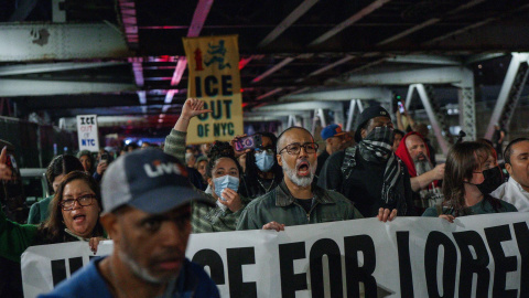 4fcfed80d6b82746b16eb2f0a599f789220d1738w NEW YORK (United States), 09/10/2026.- People shout as they march during a protest at the crime scene after an ICE officer allegedly shot a man in New York, New York, USA, 08 October 2026. A shooting involving federal law enforcement ICE agents was reported in the Marble Hill neighborhood of the Bronx, where the New York Police Department (NYPD) was not involved or present at the scene. The individual who was shot remains conscious and is receiving medical treatment at a nearby hospital, according to the NYPD. (Protestas, Nueva York) EFE/EPA/OLGA FEDOROVA
