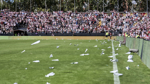 EuropaPress_7834856_fans_of_rayo_vallecano_throw_paper_planes_in_protest_against_martin_presa Fans of Rayo Vallecano throw paper planes in protest against Martin Presa, president of Rayo Vallecanoduring the Spanish League, LaLiga EA Sports, football match played between Rayo Vallecano and Athletic Club at Vallecas stadium on October 10, 2026, in Madrid, Spain.Angel Perez Meca / AFP7 / Europa Press10/10/2026 ONLY FOR USE IN SPAIN