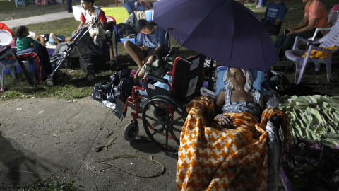 AME4961. TONOSÍ (PANAMÁ), 10/10/2026.- Elodia Oliva (94 años) descansa en un parque este sábado, en el centro de Tonosí (Panamá). No hay agua, tampoco luz desde hace más de 24 horas en Tonosí, el pueblo más cercano al epicentro del terremoto de magnitud 7,7 ocurrido el viernes en Panamá, que continúa bajo réplicas constantes desesperando a los vecinos, muchos de ellos ahora sin hogar. EFE/ Bienvenido Velasco