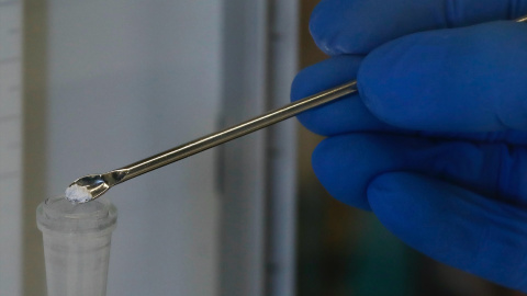Un trabajador introduce cocaína en un frasco en las instalaciones del Instituto Nacional de Toxicología y Ciencias Forenses (INTCF).