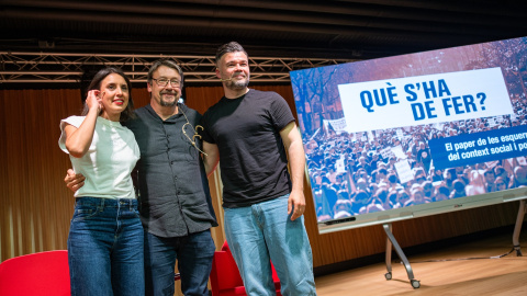 El portavoz de ERC en el Congreso de los Diputados, Gabriel Rufián (d) y la secretaria política de Podemos y eurodiputada, Irene Montero (i), durante el diálogo 'Què s'ha de fer?', moderada por Xavier Domènech (c), a 9 de abril de 2026, en Barcelona El portavoz de ERC en el Congreso de los Diputados, Gabriel Rufián (d) y la secretaria política de Podemos y eurodiputada, Irene Montero (i), durante el diálogo 'Què s'ha de fer?', moderada por Xavier Domènech (c), a 9 de abril de 2026, en Barcelona
