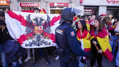 Un grupo de personas con banderas anticonstitucionales realiza saludos fascistas y entona el 'Cara al sol' tras intentar acceder a la acampada por la vivienda de Madrid.