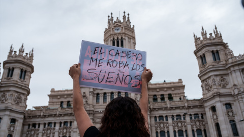 Una persona sostiene una pancarta durante una manifestación por la vivienda. Una persona sostiene una pancarta durante una manifestación por la vivienda.