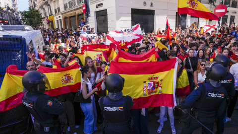 La Policía Nacional y manifestantes ultras frente a la acampada de la Puerta del Sol La Policía Nacional y manifestantes ultras frente a la acampada de la Puerta del Sol