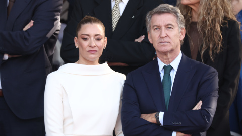 La portavoz del PP en el Congreso, Ester Muñoz, y el presidente del Partido Popular, Alberto Núñez Feijóo, durante el acto solemne de homenaje a la bandera nacional y desfile militar por el 12 de octubre, Día de la Hispanidad, en la Plaza de Cánovas del C La portavoz del PP en el Congreso, Ester Muñoz, y el presidente del Partido Popular, Alberto Núñez Feijóo, durante el acto solemne de homenaje a la bandera nacional y desfile militar por el 12 de octubre, Día de la Hispanidad, en la Plaza de Cánovas del Castillo, a 12 de octubre de 2026, en Madrid (España).