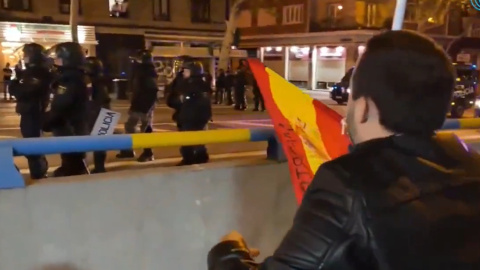 Manifestante ultra provisto de rojigualda preocupado por el qué pensarán.