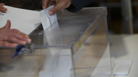 urnas-elecciones La diferencia entre ambos sistemas es importante, debido a que los requisitos, los trámites y los plazos para emitir el voto no son los mismos.